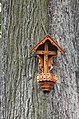 Dřevěný křížek na stromě