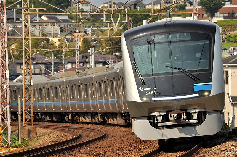 File:Odakyu 5000 Series (2 Generations) 5051F ver.2.jpg