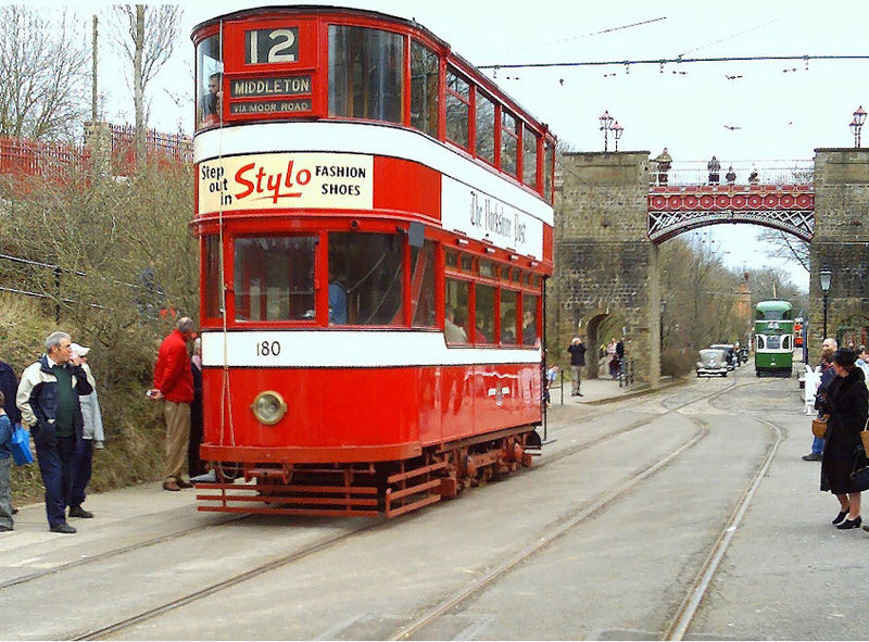 File:Old fashioned tram 700.jpg