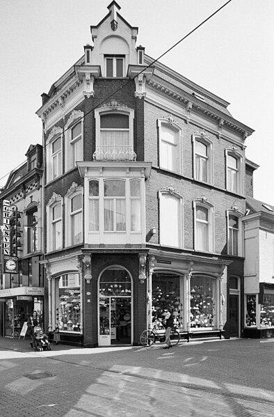 File:Overzicht gevels hoekpand, winkel - Tilburg - 20344076 - RCE.jpg