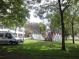 Paardenveld met in de achtergrond het Politiebureau