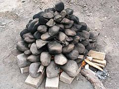 Las piedras se calientan sobre un fuego