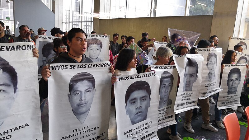 File:Padres y madres de normalistas de Ayotzinapa en CCUT. 06.jpg