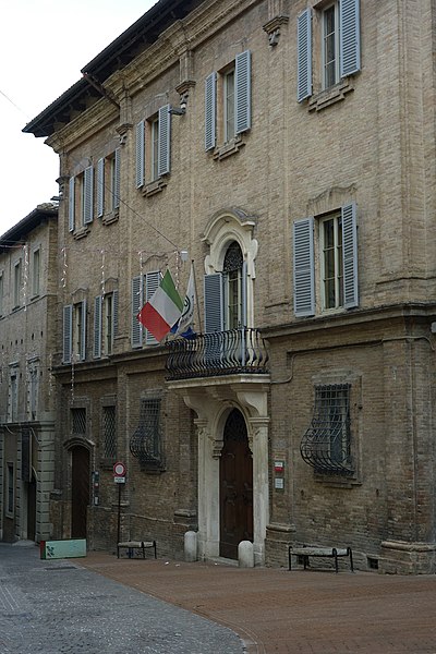 File:Palazzo Corboli Aquilini Urbino.JPG