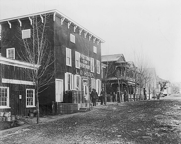 1912 street scene, showing L.O. Haden's general store
