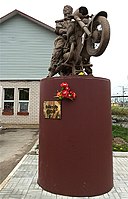 5) Памятник у железнодорожного вокзала в Окуловке Новгородской области