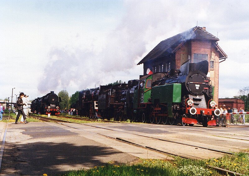 File:Parade of steam locomotives in Wolsztyn TKt48 143 nastawnia.jpg