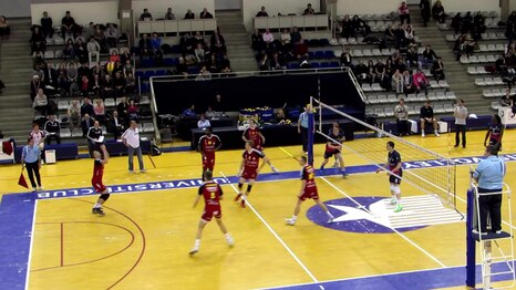 Archivo: Paris Volley - Chaumont, 18 de febrero de 2014-19 - Block out.webm