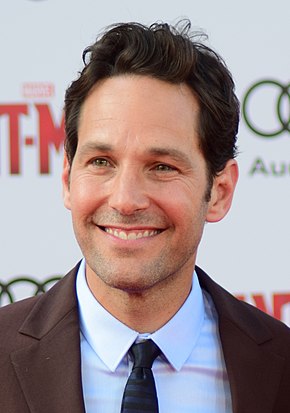 Paul Rudd'un kameradan bakıp gülümserken fotoğrafı