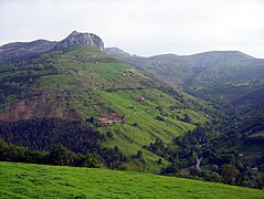 Vista de la peña Pelada y el barranco de La Quieva a su derecha