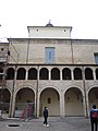 Chiostro e corpo principale della chiesa