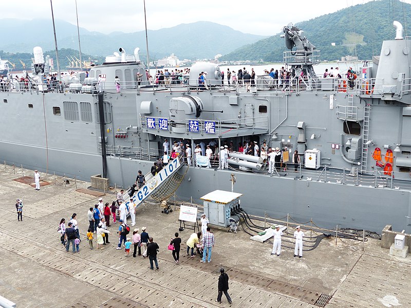 File:People Aboarding ROCN Tzu I (PFG-1107) in Zhongzheng Naval Base Open Day 20130504b.jpg