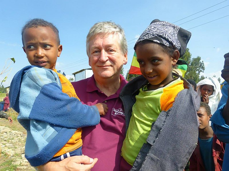 File:Peter Krasser mit Kindern.jpg