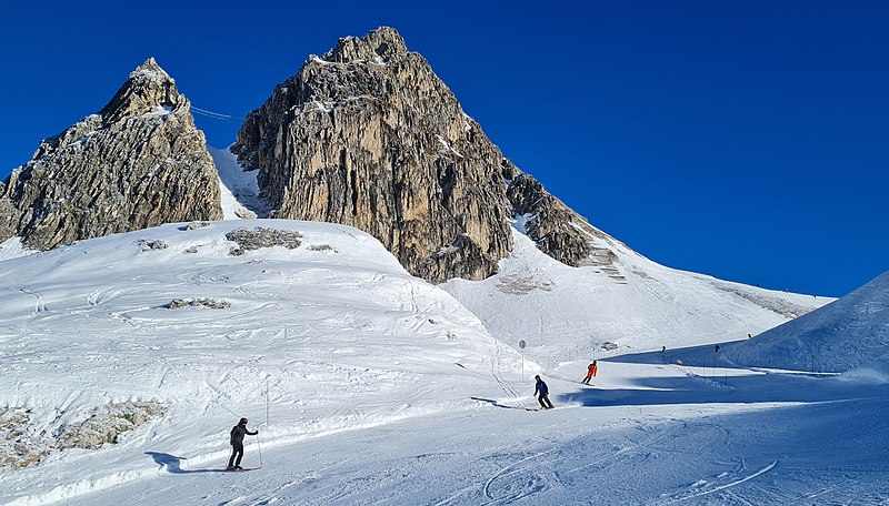 File:Piste de ski de la station de La Plagne 20220121 104005.jpg