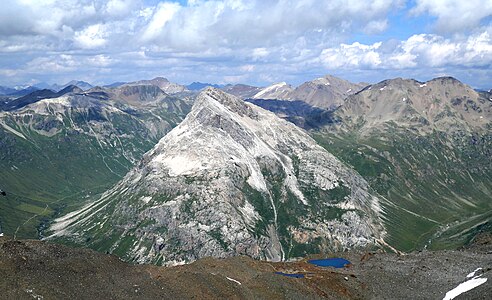 Piz Alv und Piz Minor (r.), von der Bergstation Diavolezza aus fotografiert (für Annotationen der einzelnen Berge aufs Bild klicken).