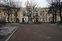 Площадь Ломоносова, бывшая Чернышёва. Справа от памятника виден вход в бывшую шестую гимназию