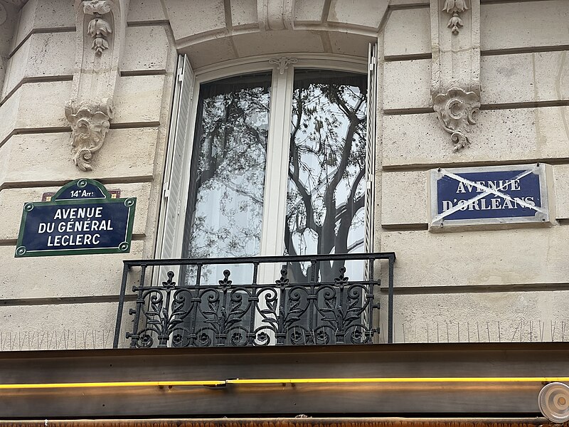 File:Plaques Avenue Général Leclerc & Avenue Orléans - Paris XIV (FR75) - 2023-04-10 - 1.jpg