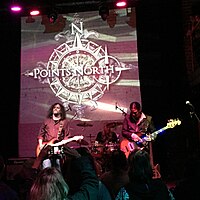 Группа (Эрик Барнетт, Кевин Айелло и Урайа Даффи) в The New Parish в Окленде, май 2015 г.