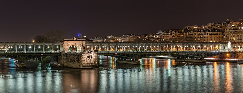 Pont de Bir-Hakeim at night