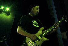 Colin Edwin vystupuje s Porcupine Tree ve Falls Church ve Virginii, říjen 2007.