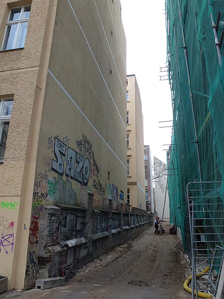 File:Prenzlauer Berg Oderberger Straße Gasse.jpg