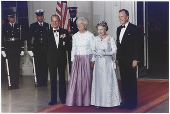 בוש ורעייתו ברברה (שנייה משמאל) עם אליזבת השנייה, מלכת הממלכה המאוחדת והנסיך פיליפ, דוכס אדינבורו בבית הלבן, 14 במאי 1991