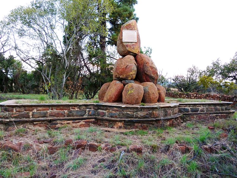 File:Pretorius-Retief-gedenkteken, Pelindaba.jpg