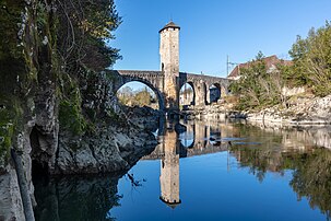 Le Pont Vieux et le gave de Pau, à Orthez (Nouvelle-Aquitaine). (définition réelle 8 622 × 5 748)