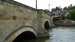 Imagen de puente sobre el río Arun en Arundel, aguas abajo del puente estaba el "puerto" de Arundel, al que se accedía desde el mar y, en otros tiempos, por canal.  Aguas arriba, el río Arun estaba anteriormente vinculado al río Wey por el canal Wey y Arun.