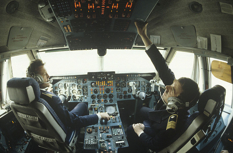 File:RIAN archive 501494 IL-86 flight deck.jpg