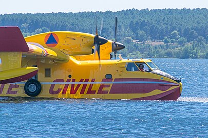 Canadair sur le lac de Biscarrosse.