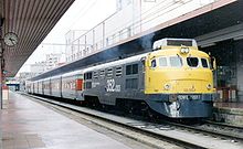 Class 352 in 'taxi' livery, the box on the roof is the air conditioning. The locomotive carries both the numbers 352-003 and 2003T RN352-003.JPG