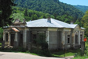 Cheia Buzăului, clădirea fostei tabere de la Harțagu, în comuna Siriu