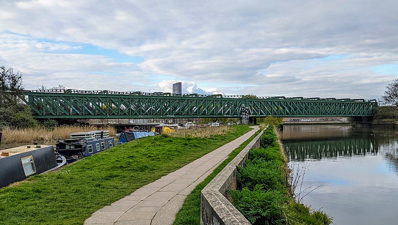 File:Railway bridge over River Lea - 2022-04-03.jpg