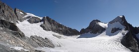 Vue du Râteau et des têtes Nord et Sud du Replat (de gauche à droite) dominant le glacier de la Selle.