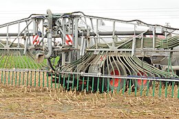 achterzijde van een sleepslangenboom op een stoppelveld