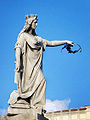 Monumento all'Italia a Reggio Calabria, raffigurante l'Italia turrita cinta da corona muraria. La statua regge una corona d'alloro.