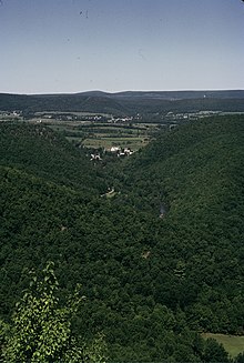 Two water gaps opened by the same river in central Pennsylvania, foreground and background, separated by settlements in flat lands Relieve apalachano.jpg