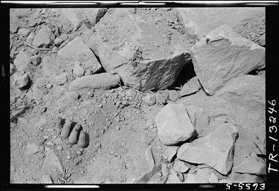 Cadavre affleurant sur Iwo Jima en mars 1945. La majorité des morts japonais n'ont pas été retrouvés.