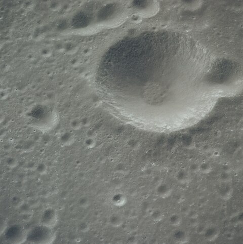 Oblique view also from Apollo 16 Richards crater AS16-118-18977.jpg