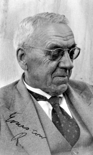 Robert Broom, a Scottish doctor who became a professional paleontologist in 1933 at 67, was a longtime supporter of Dart. Broom discovered fossils of 