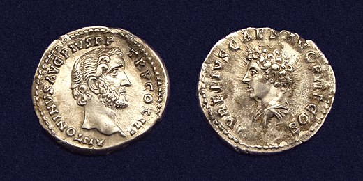 Denarius (geslagen 140 n.Chr.) met afbeelding van Antoninus Pius op de voorzijde en zijn adoptiefzoon Marcus Aurelius op de keerzijde