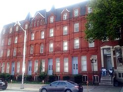 Rowhouses na adresi 303-327 East North Avenue 2012-09-03 15-20-54.jpg