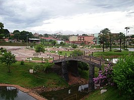 Brug in het park parque Bela Vista in het centrum van São Luís de Montes Belos