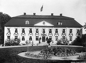 Säbylund år 1919. 
 Carl Harald Eugène Lewenhaupt, den sidste ejer af Lewenhaupt-slægten, foran hovedbygningen.