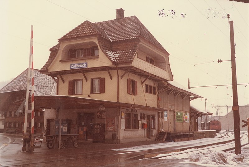 File:SBB Historic - F 122 01224 001 - Zollbrueck EBT Stationsgebaeude mit Gueterschuppen Bahnseite.jpg