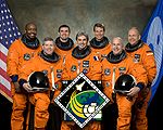 Zleva doprava: Leland Melvin, Stephen Frick, Rex Walheim, Leopold Eyharts, Stanley Love, Alan Poindexter a Hans Schlegel