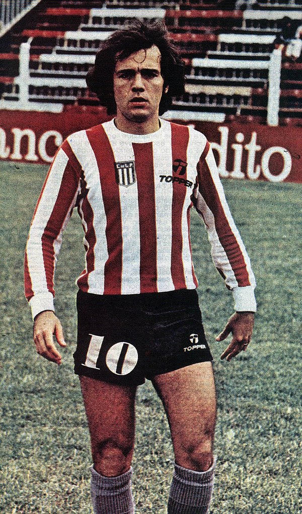 At his return to Argentina, Sabella signed with Estudiantes de La Plata in 1981