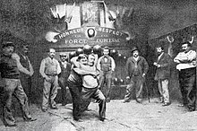 Salle de lutte en 1898 ('le cabaret du père Noel', à Paris).jpg