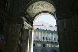 Vue de la façade du Teatro San Carlo depuis la galerie.